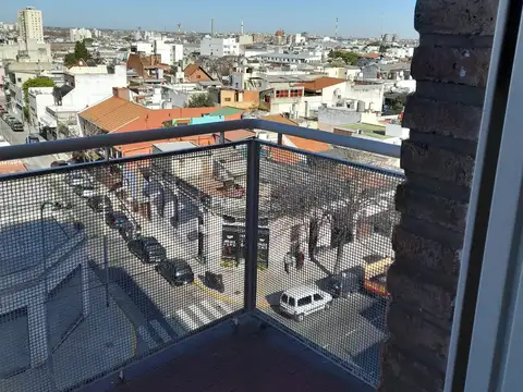 Departamento de 2 ambientes en edificio en esquina Av. Juan de Garay y Pereyra. Piso alto