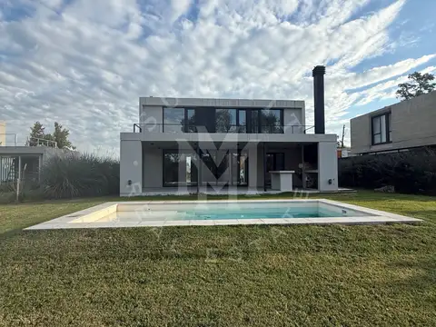 Casa 4 ambientes con 3 baños