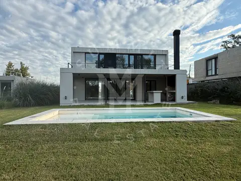 Casa en Venta con 3 cocheras