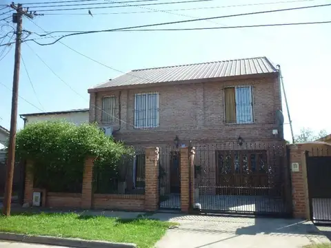 CASA DE 2 PLANTAS A LA VENTA