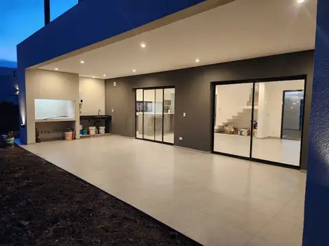 Casa en Venta en Pilar del Este - Santa Lucia, USD 220.000