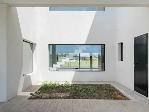 Casa en Venta con 4 cocheras