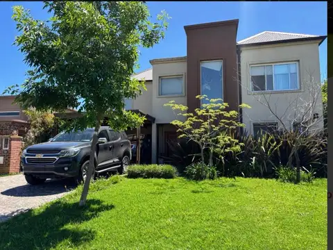 Casa en Venta con 4 cocheras