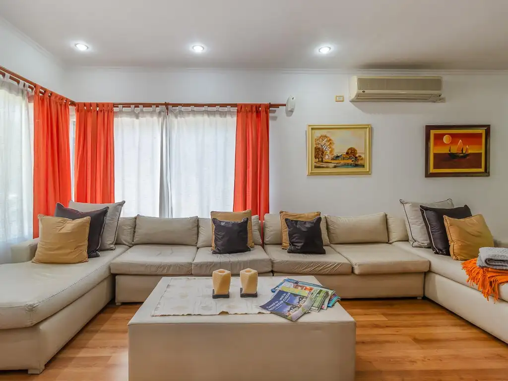 Casa en Venta - 4 dormitorios - USD 369.000