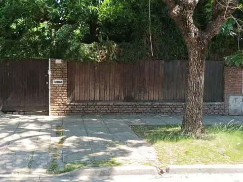 CASA CHALET EN VENTA INMEJORABLE UBICACION OLIVOS A REFACCIONAR