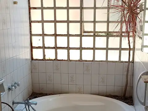 CASA CHALET EN VENTA INMEJORABLE UBICACION OLIVOS A REFACCIONAR