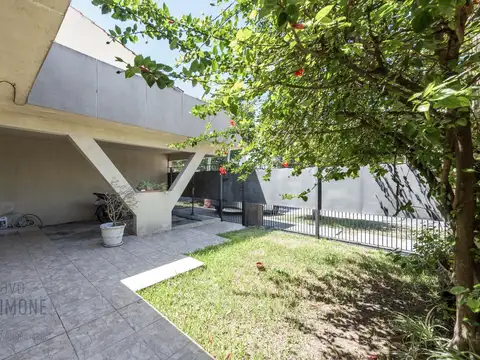 Casa en Venta de 3 Ambientes con Cochera, Quincho y Jardín