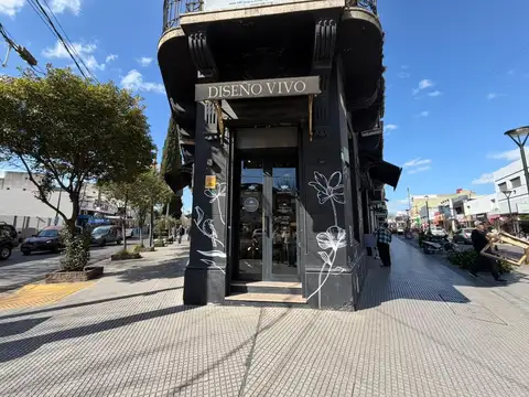VENTA | ESQUINA HISTÓRICA Y ESTRATÉGICA FRENTE A LA ESTACIÓN DE ADROGUÉ