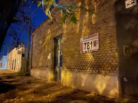 Amplio galpón céntrico doble ingreso sobre lote de 781 mts2