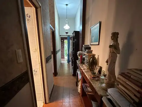 Departamento de 3 ambientes, planta baja, contrafrente, 2 baños, lavadero, galería, patio y gran quincho con parrilla.