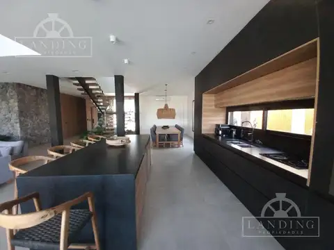 Casa en Alquiler con 4 cocheras