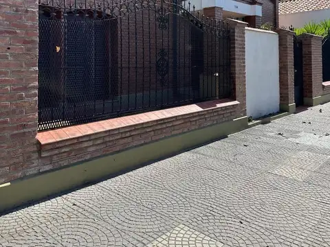 Casa 5 ambientes con 4 baños