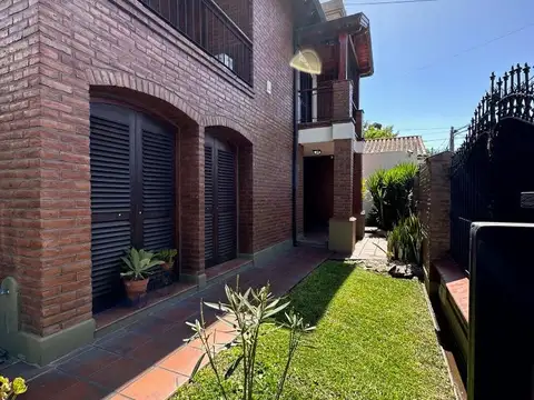 Casa con hermoso jardin y pileta, 4 dormitorios - Lomas