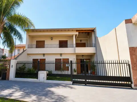 EXCELENTE CHALET 4 AMBIENTES CON COCHERA ESCUCHA OFERTA