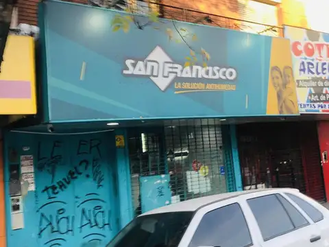 Av Hipolito Yrigoyen al 4300