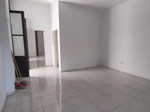 Oficina 6 ambientes con 2 baños