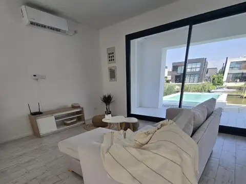 Casa en Alquiler con 4 cocheras