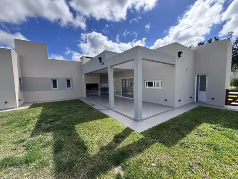 Casa 4 ambientes con 2 baños