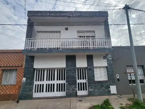CASA CUATRO DORMITORIOS CON PATIO Y COCHERA EN VENTA