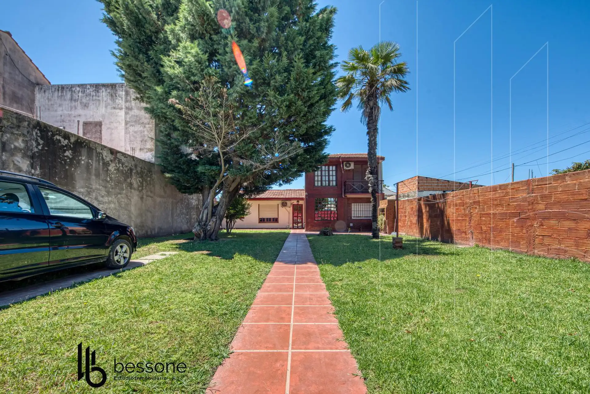 Moderna casa de 4 ambientes con escritorio en lote amplio