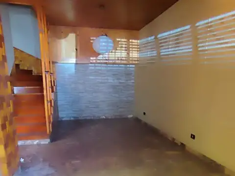 Depto Tipo Casa en Alquiler en Caseros, $ 950.000