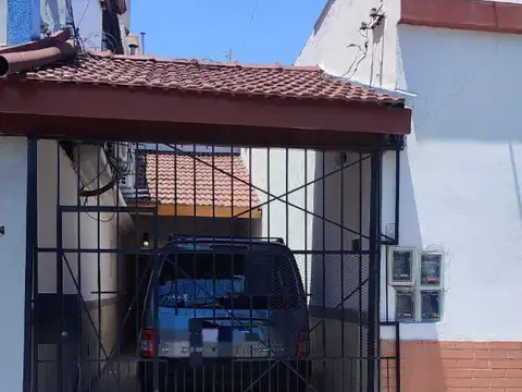 HERMOSO Y FUNCIONAL TRIPLEX- 3 HAB-PATIO TERRAZA Y COCHERA!