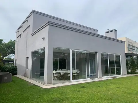 Casa 4 ambientes con 3 baños