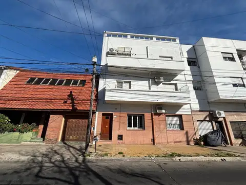 Departamento 3 ambientes con patio. Opción cochera - Olivos