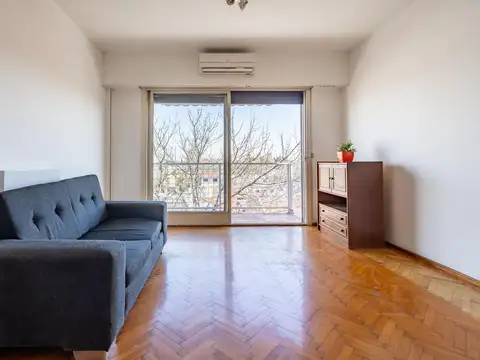 Departamento Tres Ambientes. Venta. Flores. Con Balcón