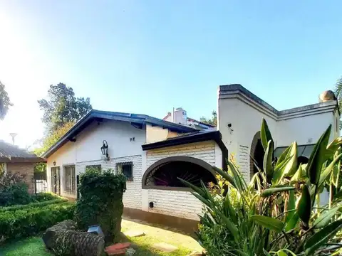 Casa en venta - 5 dormitorios 3 baños - Cochera - 1278mts2 - City Bell, La Plata