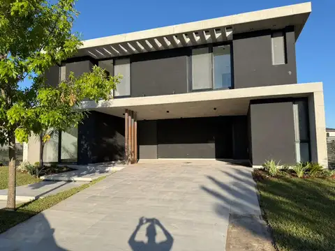 Exclusiva Casa al Agua en Virazón, Nordelta – Diseño de Autor