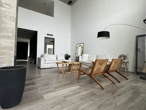 Casa 8 ambientes con 5 baños