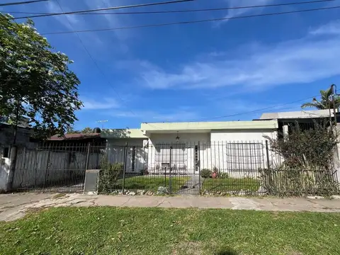 Castelar norte casa americana muy buena ubicacion