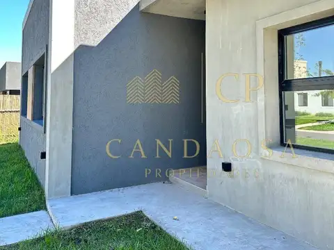Casa en Venta con 3 cocheras