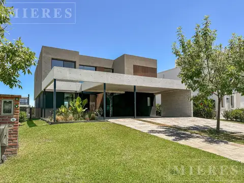 Casa en venta sobre lote a la laguna en Carpinchos, Nordelta