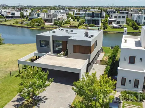 Casa en venta sobre lote a la laguna en Carpinchos, Nordelta