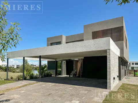 Casa 5 ambientes con 4 baños