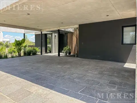Casa en Venta con 4 cocheras