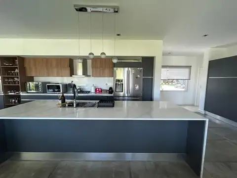 Casa 8 ambientes con 5 baños