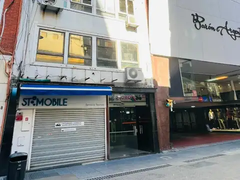 Gran Oficina con Coch Cubierta. 2 baños y kichinette. Oport!