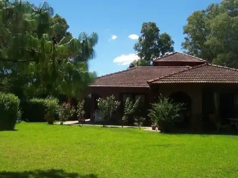 EXCELENTE CHALET 4 AMB CON PISCINA SOBRE GRAN LOTE. ESCUCHA 