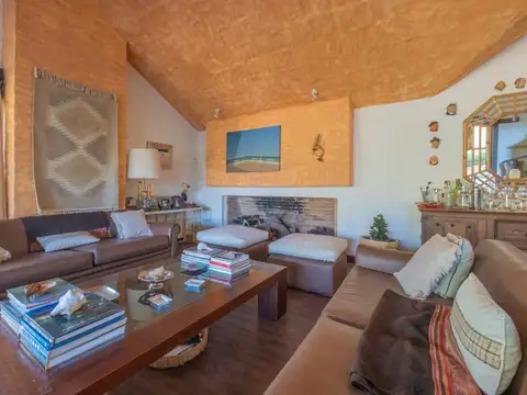 Casa de tres plantas en el Golf