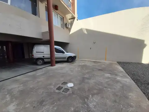 Cochera semi cubierta a metros de la estacion de tren Villa Ballester.