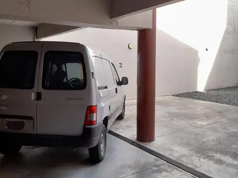 Cochera semi cubierta a metros de la estacion de tren Villa Ballester.