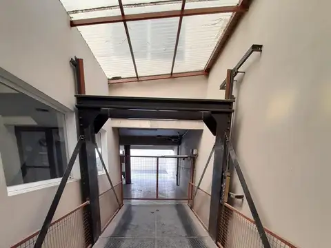 Cochera semi cubierta a metros de la estacion de tren Villa Ballester.