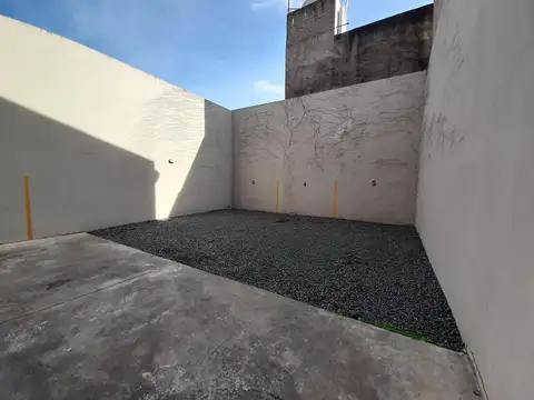 Cochera semi cubierta a metros de la estacion de tren Villa Ballester.