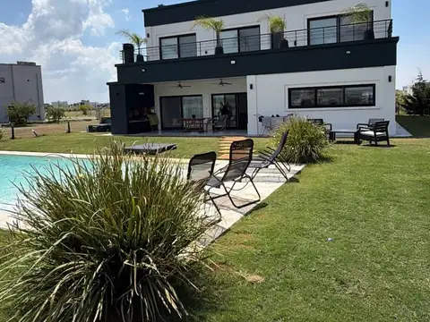 Casa 5 ambientes con 3 baños