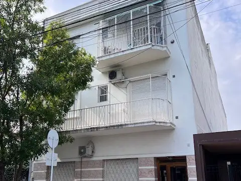 Venta departamento  en excelente estado de 3 ambientes apto crédito, en villa Pueyrredón