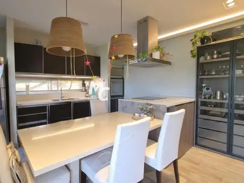 Casa en Alquiler con 2 cocheras