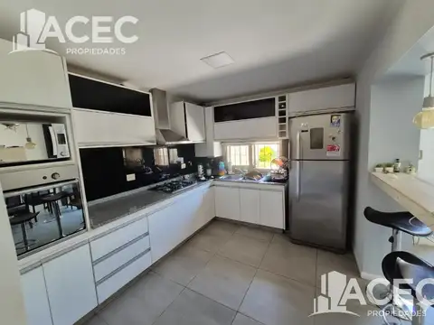 White 7300 - Casa al frente - Cochera - Piscina